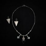 610468 Collier